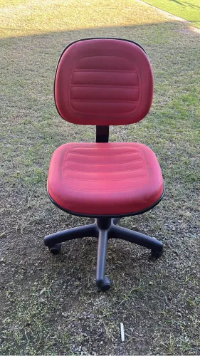 Cadeira de escritório em ótimo estado e funcionamento.