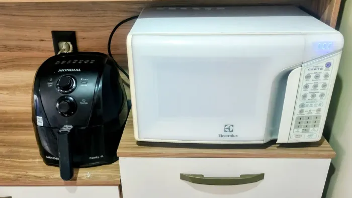 Microondas Eletrolux 31 litros + Airfryer Mondial 4 litros. Novíssimos. Oportunidade.