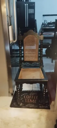 vendo uma linda cadeira antiga bem conservada