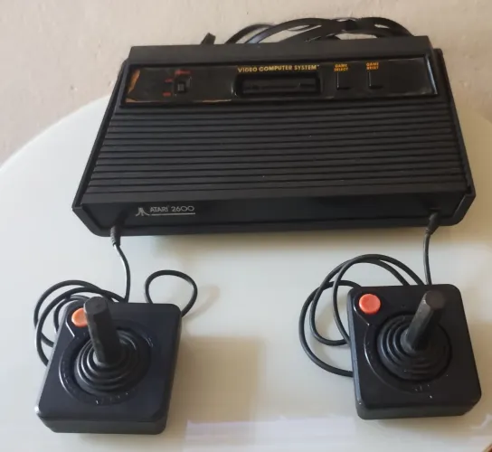 Atari 2600 completo com 2 controles 1 jogo