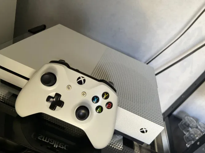 Vende-se Xbox one s 1tb