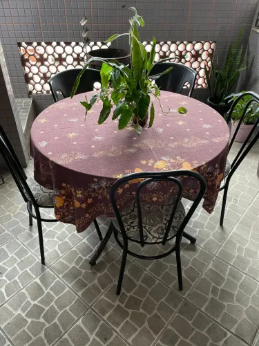 Vendo uma mesa redonda tampo de vidro, c 3 cadeiras