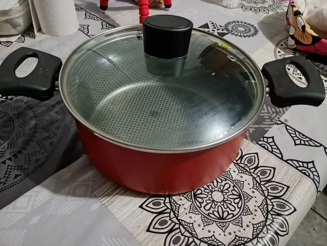Panela média antiaderente nova