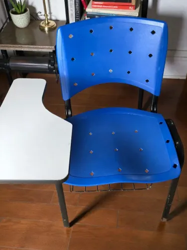 Cadeiras escolares, azuis ou amarelas, valor unitário.