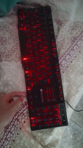 2 teclados,um gamer com RGB e outro casual usado