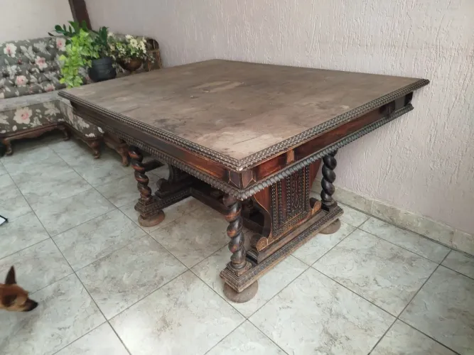 Mesa antiga com 8 lugares