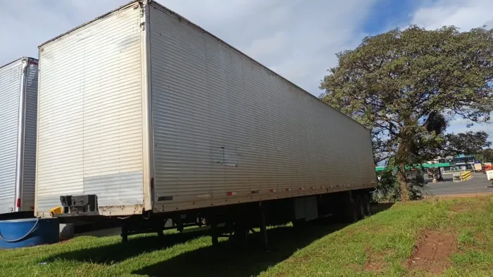 Carreta LS Maxfort Fechada 30 Pallets 2013/14 - 3 Eixos - Suspensão de Molas