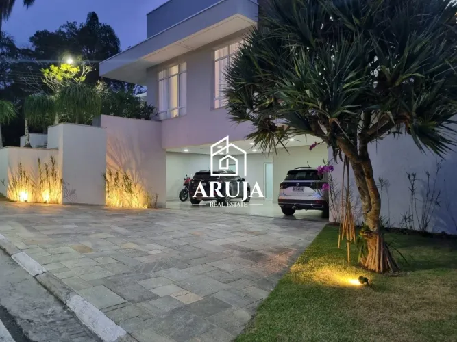 Casa de Alto Padrão com 5 Dormitórios à Venda no Condomínio Arujazinho IV em Arujá