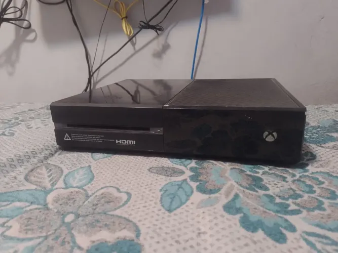 Xbox one Fat original lacrado (acompanha fonte e controle originais, cabo HDMI e 4 jogos)