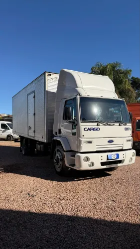Ford Cargo 1317 ano 2009 com Baú 6,80m