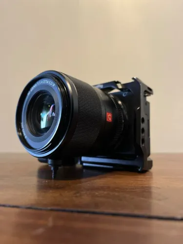 Câmera Sony ZV-E10 4K + Cage + viltrox 23mm
