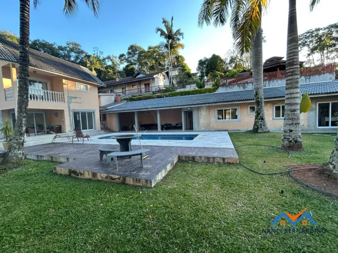 Casa com piscina em Condomínio fechado , confira!