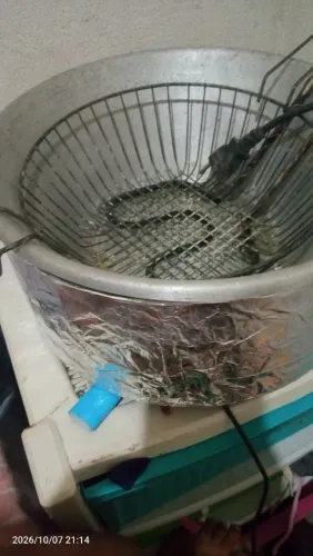 Fritadeira elétrica pequena pouco tempo de uso muito boa
