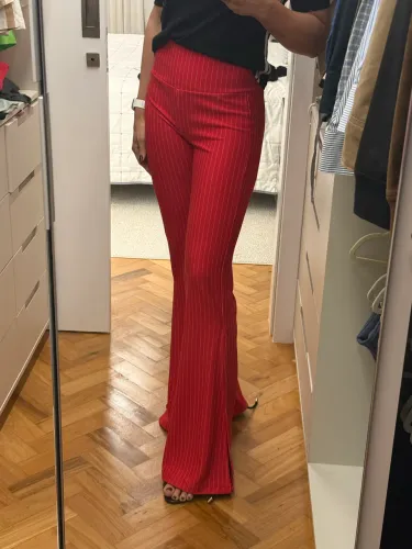 Calça risca de giz vermelha flare com elastano