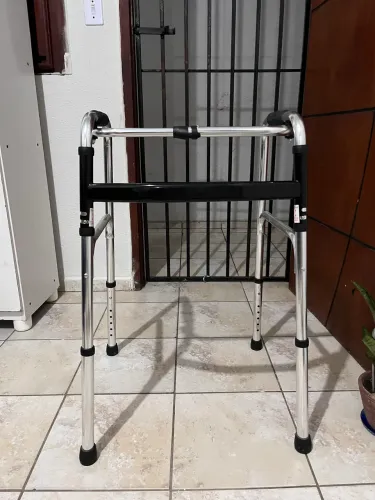 Andador hospitalar para idosos
