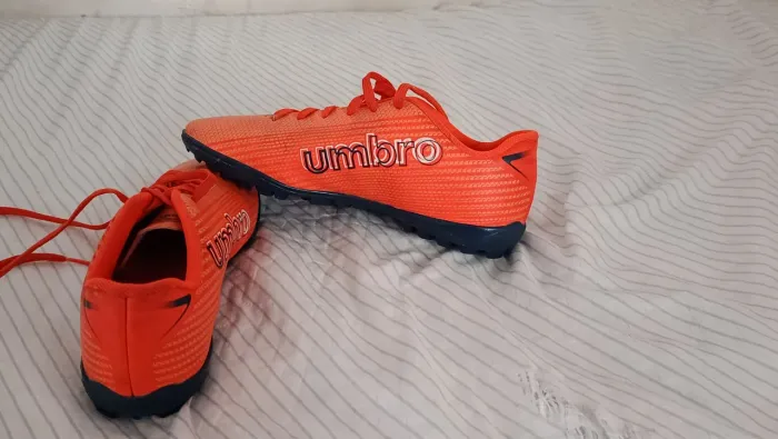 Chuteira Umbro 37