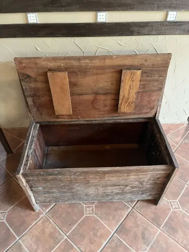 BAÚ DE LENHA EM MADEIRA MACIÇA