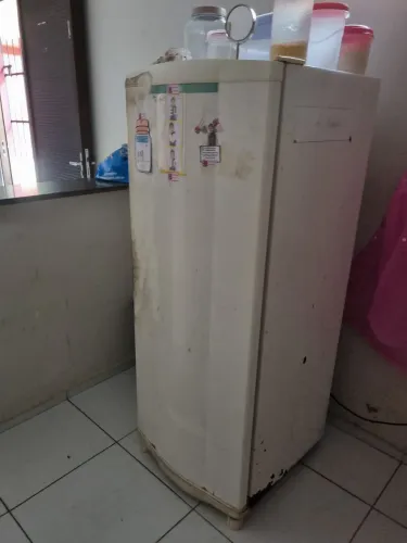 Vendo essa geladeira funcionando perfeitamente
