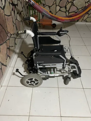 Vende-se cadeira motorizada da Dellamed  em ótimo estado de conservação 