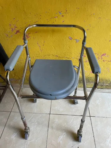 Cadeira de banho acompanha pinico com tampa