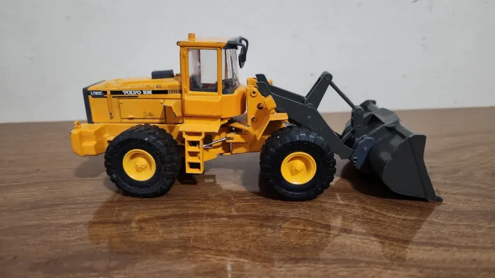 Carrinho Miniatura Pá Carregadeira Volvo BM L180C Escala 1/50