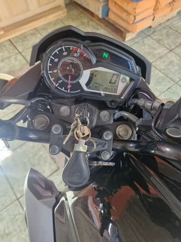 Vendo moto fazer 150 , sem defeitos so pegar e andar !!