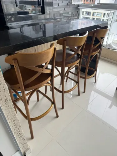 Vendo três banquetas de madeira em ótimo estado