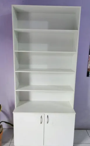 Estou vendendo Três estantes 