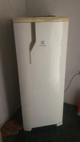 vende se uma geladeira pequena