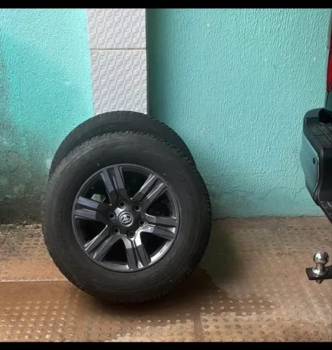 Pneu aro 17 com jante Hilux