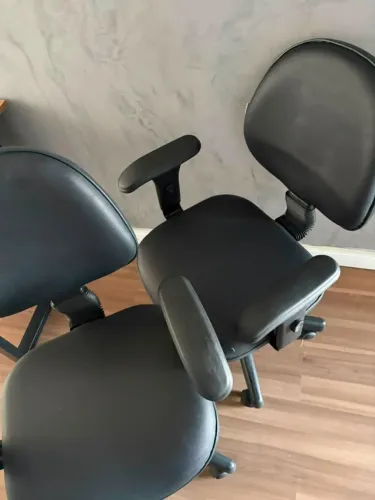 Vendo cadeiras para escritório. Temos 16 cadeiras disponíveis. 