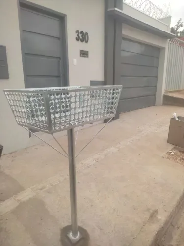 Lixeira de calçada já entregamos instalada