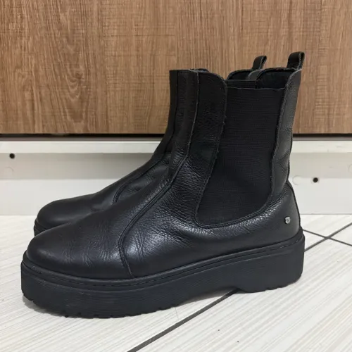 Bota chelsea feminina tratorada em couro