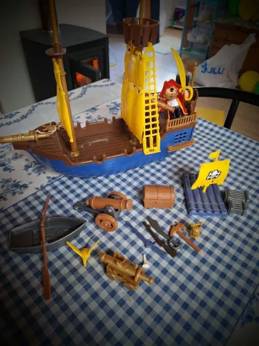 Navio Pirata Barba Ruiva com diversos acessórios que se movimentam.
