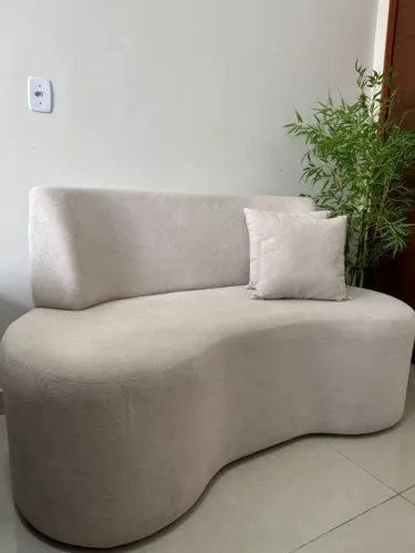 SOFÁ MODERNO E ELEGANTE 