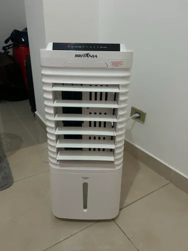Climatizador Britânia, 5L, 3 velocidades, na cor branca.