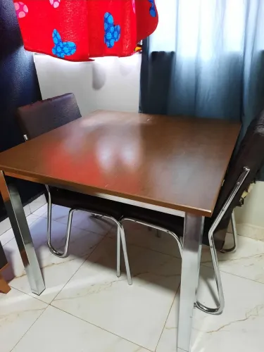 Mesa quadrada R$200