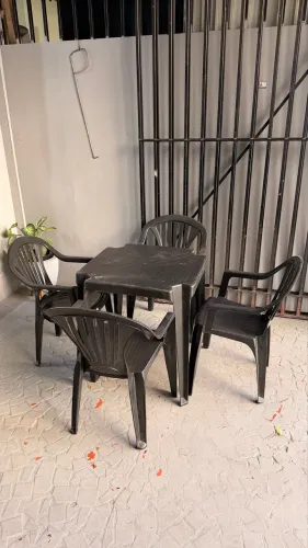 Mesa de plástico com 4 cadeiras