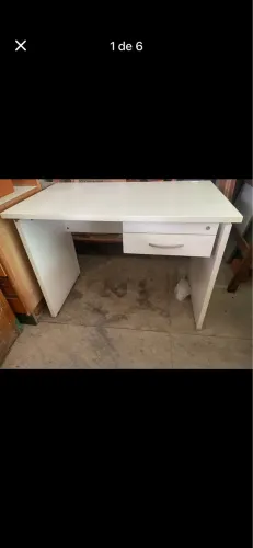 Mesa de escritório ótima, com gaveta de metal grande e que pode colocar chave