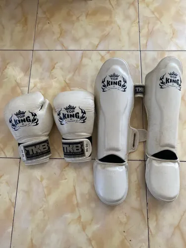 Luvas e caneleiras Top King ( Muaythai e Boxing)