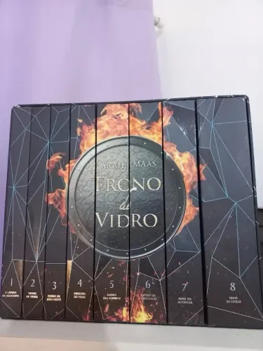 Box Trono de Vidro Novo com Marcadores e Pôster