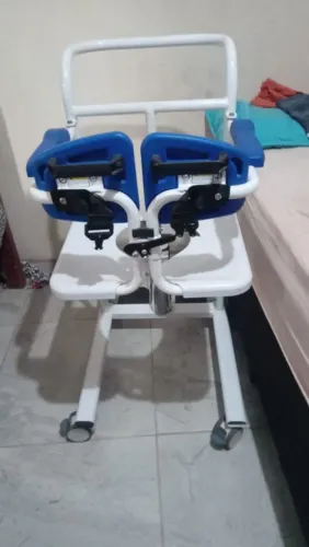 Cadeira de banho com assento sanitário
