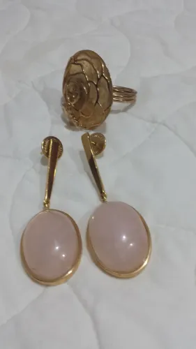 Brinco com pedra quartzo rosa.