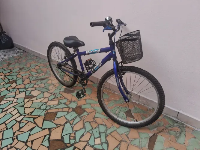 Bicicleta aro 24 azul Wendy bike, com cestinha e campainha