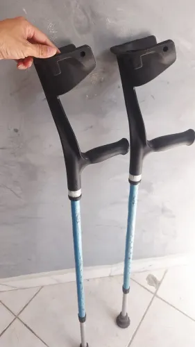 Para de muletas no plástico