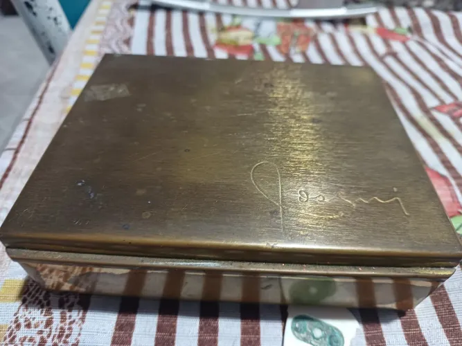 Caixinha de Madeira revestida de metal, antiga anos 60 , porta charuto