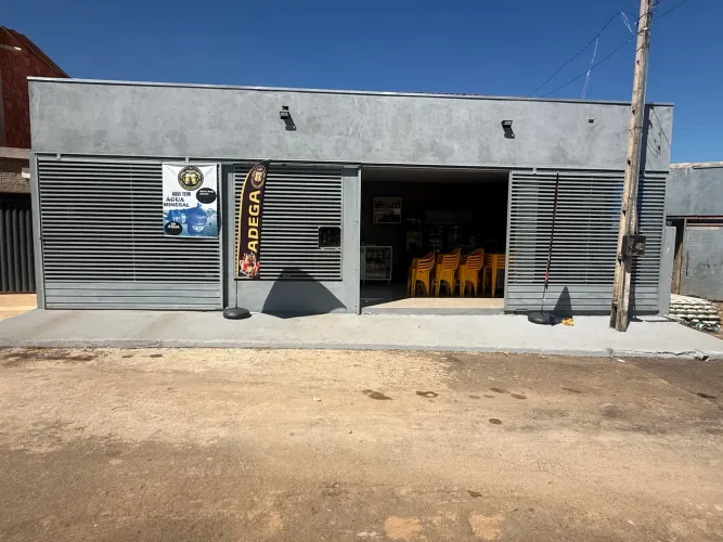 Sobrando Com um salão mais um terreno no fundo