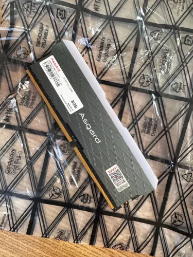 16GB de Memória RAM DDR4 RGB - 2 pentes de 8GB cada