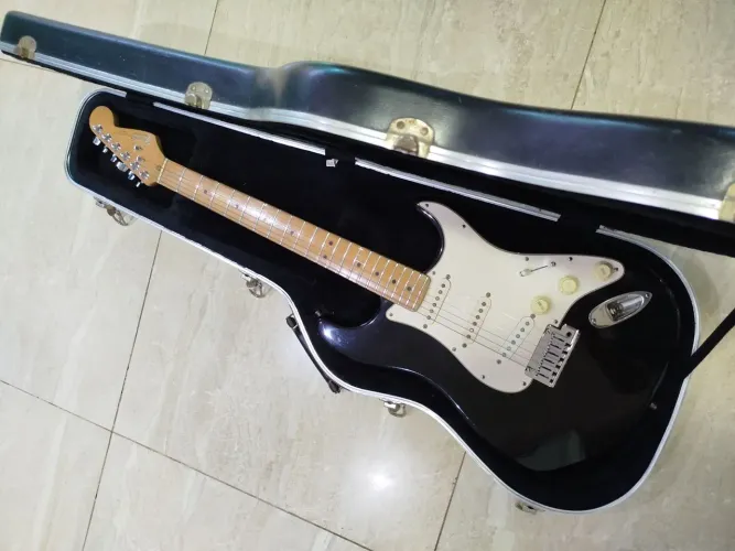 Guitarra Fender Stratocaster USA com case original 