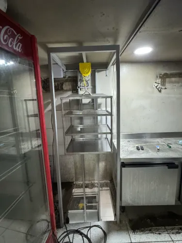 Elevador monta carga capacidade de 100kg trabalho contínuo. 